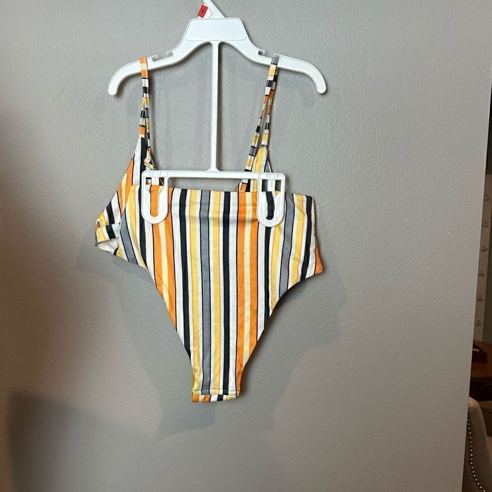 Reverse
Striped Bikini XS - Picture 2 of 4
